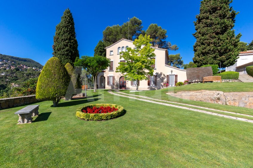 Exclusiva Villa con Masía más 3 viviendas y vistas panorámicas -3