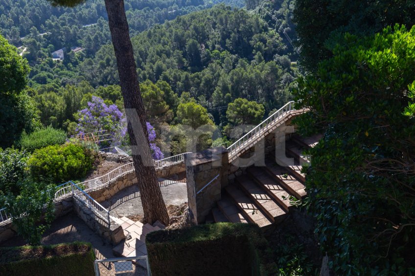 Exclusiva Villa con Masía más 3 viviendas y vistas panorámicas -31
