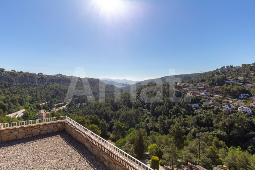 Exclusiva Villa con Masía más 3 viviendas y vistas panorámicas -34