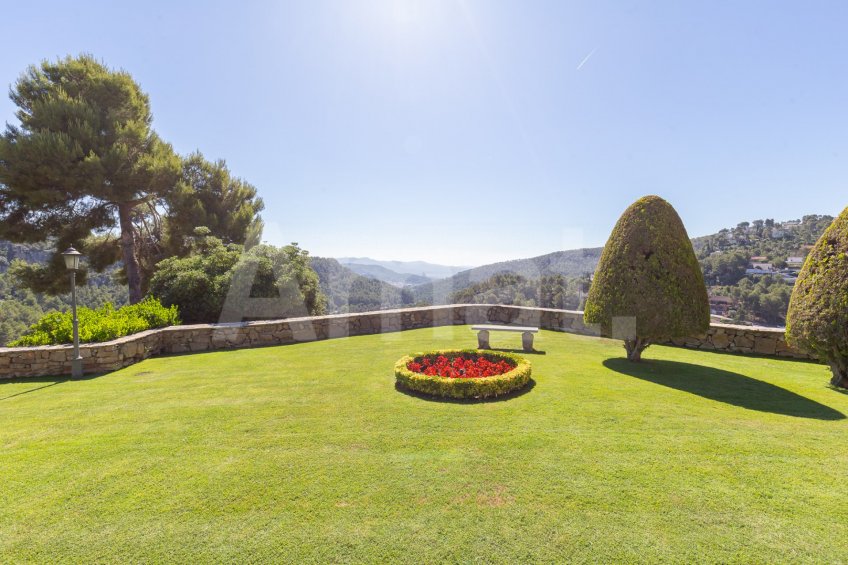 Exclusiva Villa con Masía más 3 viviendas y vistas panorámicas -37