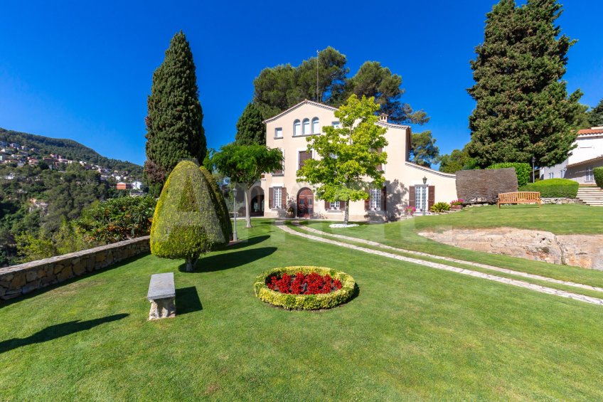 Exclusiva Villa con Masía más 3 viviendas y vistas panorámicas -38