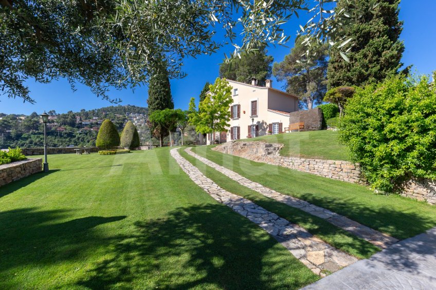 Exclusiva Villa con Masía más 3 viviendas y vistas panorámicas -39