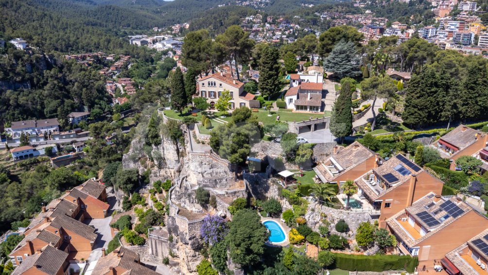 Exclusiva Villa con Masía más 3 viviendas y vistas panorámicas -4