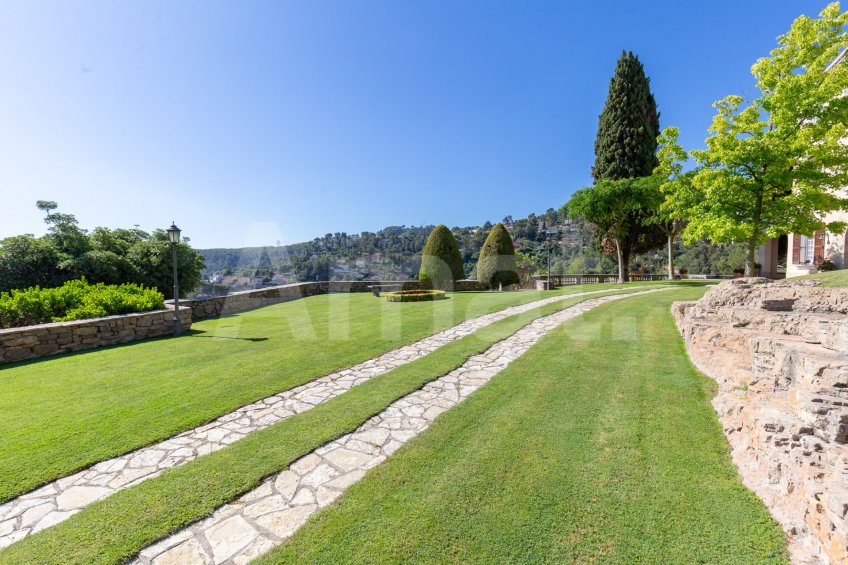 Exclusiva Villa con Masía más 3 viviendas y vistas panorámicas -40