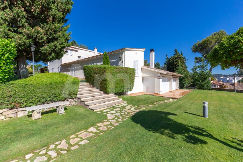 Exclusiva Villa con Masía más 3 viviendas y vistas panorámicas -42