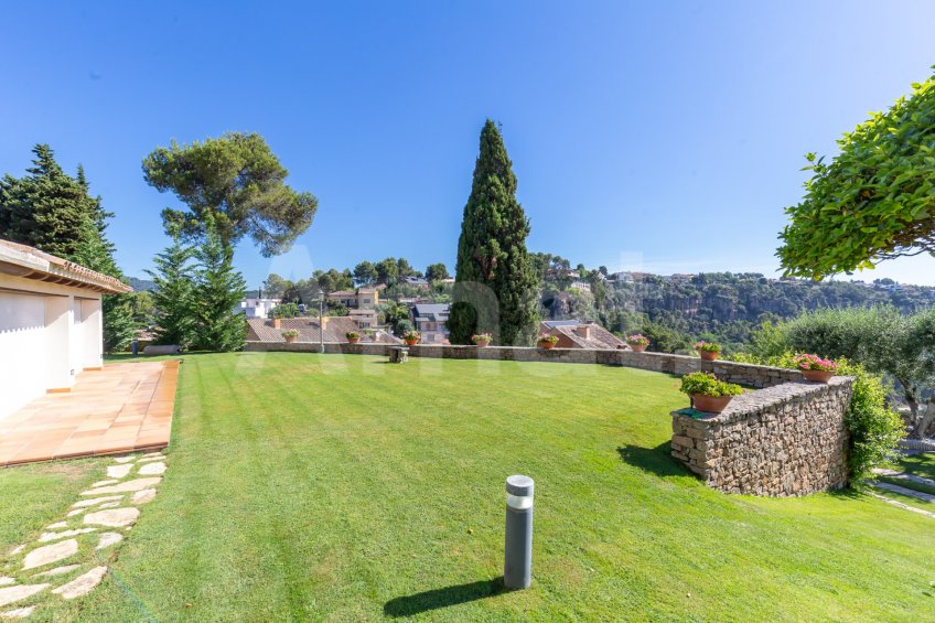 Exclusiva Villa con Masía más 3 viviendas y vistas panorámicas -43