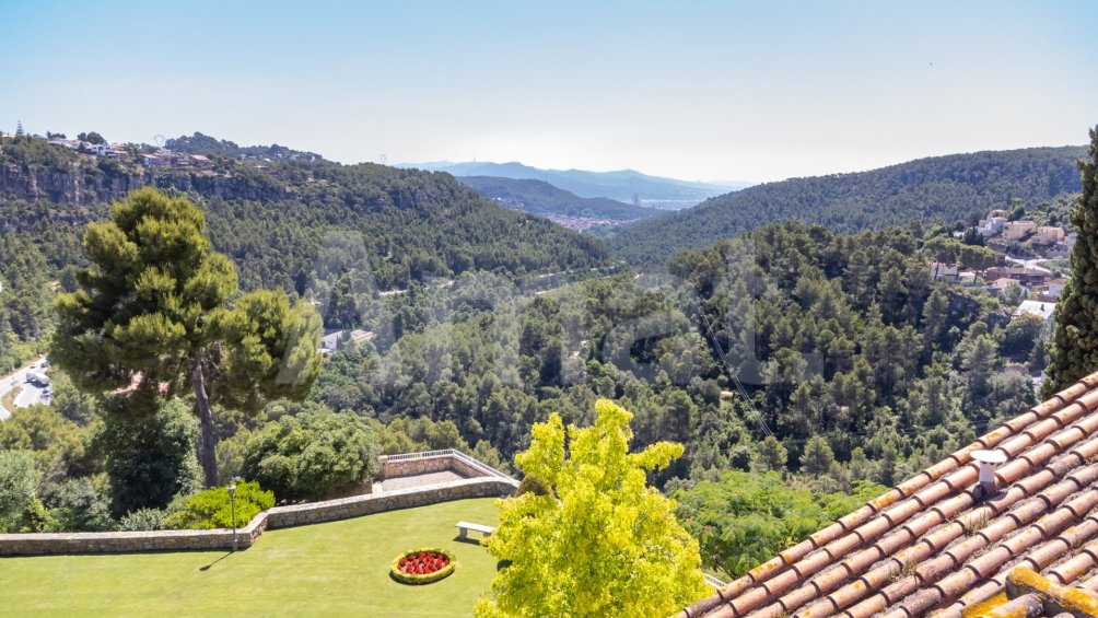 Exclusiva Villa con Masía más 3 viviendas y vistas panorámicas -46