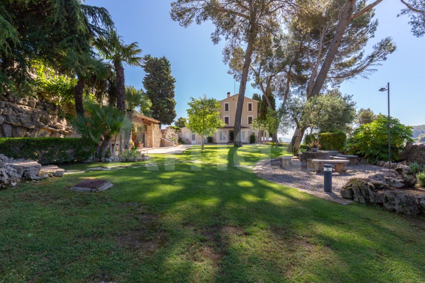 Exclusiva Villa con Masía más 3 viviendas y vistas panorámicas -47