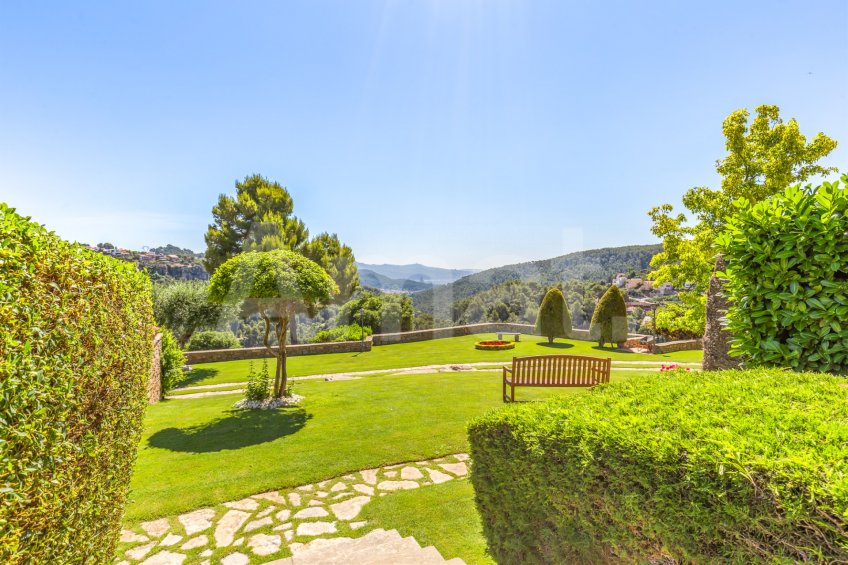 Exclusiva Villa con Masía más 3 viviendas y vistas panorámicas -49