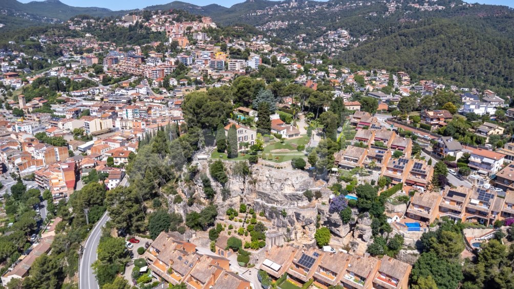 Exclusiva Villa con Masía más 3 viviendas y vistas panorámicas -5