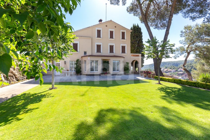 Exclusiva Villa con Masía más 3 viviendas y vistas panorámicas -50