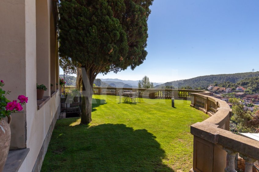 Exclusiva Villa con Masía más 3 viviendas y vistas panorámicas -51