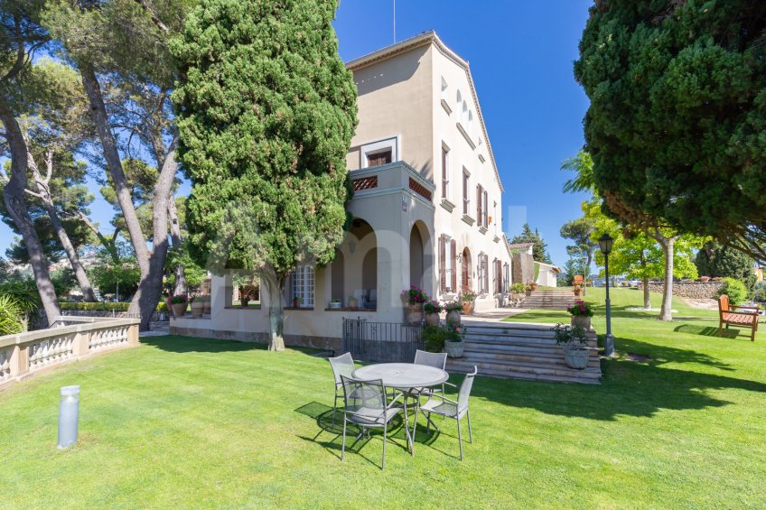 Exclusiva Villa con Masía más 3 viviendas y vistas panorámicas -53