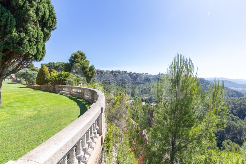 Exclusiva Villa con Masía más 3 viviendas y vistas panorámicas -54