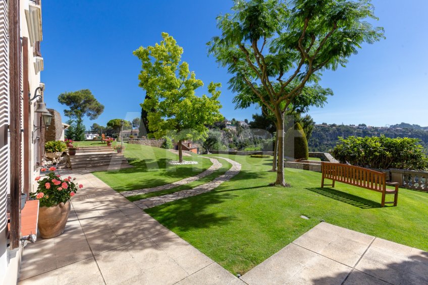 Exclusiva Villa con Masía más 3 viviendas y vistas panorámicas -56