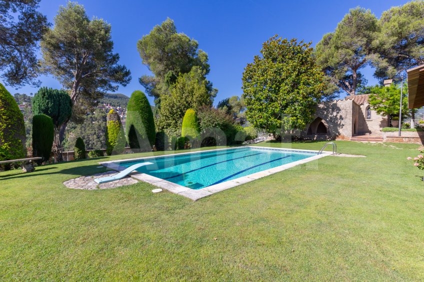 Exclusiva Villa con Masía más 3 viviendas y vistas panorámicas -57