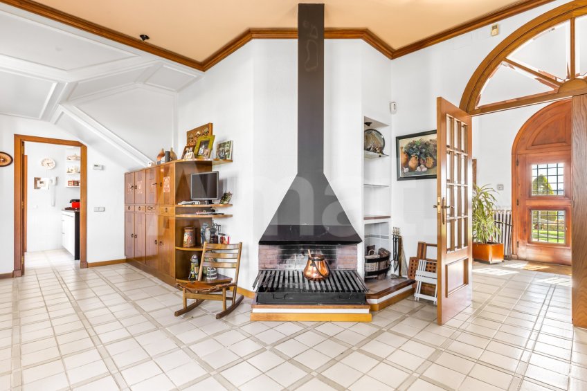 Exclusiva Villa con Masía más 3 viviendas y vistas panorámicas -62