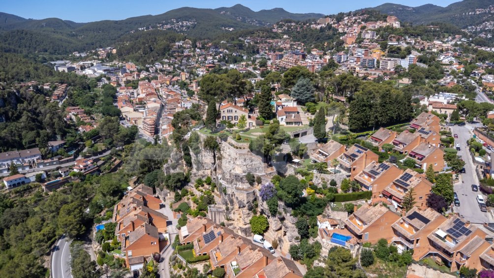 Exclusiva Villa con Masía más 3 viviendas y vistas panorámicas -7