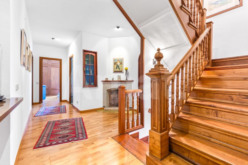 Exclusiva Villa con Masía más 3 viviendas y vistas panorámicas -74