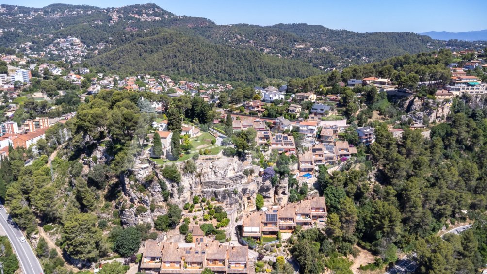 Exclusiva Villa con Masía más 3 viviendas y vistas panorámicas -8