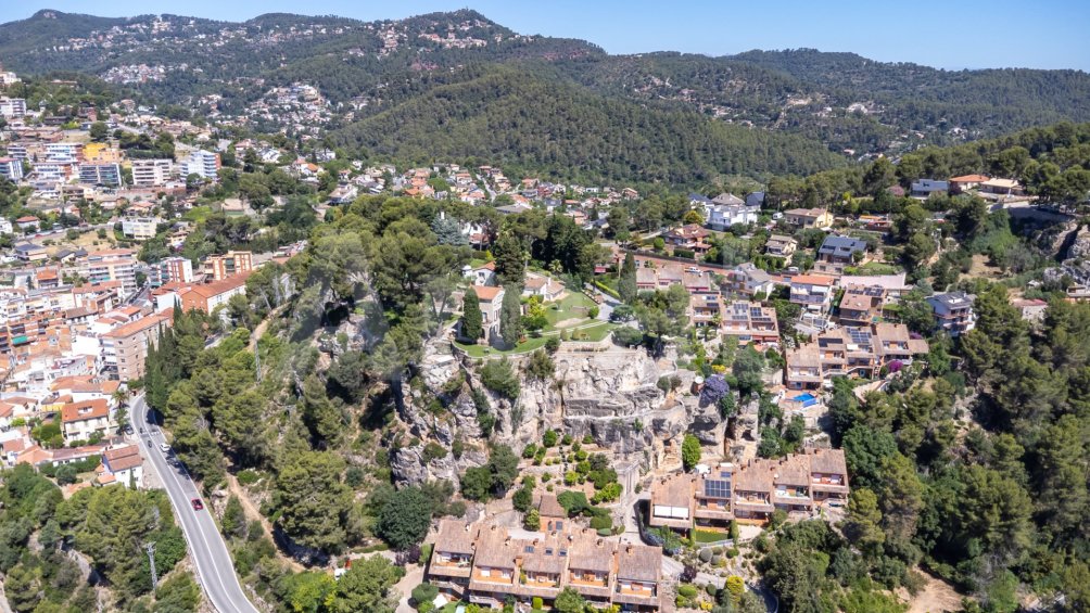 Exclusiva Villa con Masía más 3 viviendas y vistas panorámicas -9