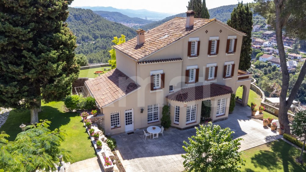 Exclusiva Villa con Masía más 3 viviendas y vistas panorámicas -99