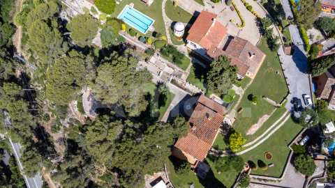 Exclusiva Villa con Masía más 3 viviendas y vistas panorámicas -11