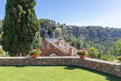 Exclusiva Villa con Masía más 3 viviendas y vistas panorámicas -12