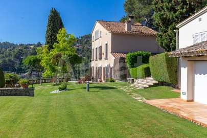 Exclusiva Villa con Masía más 3 viviendas y vistas panorámicas -15