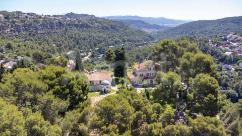 Exclusiva Villa con Masía más 3 viviendas y vistas panorámicas -18