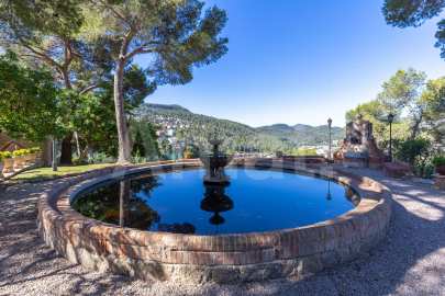 Exclusiva Villa con Masía más 3 viviendas y vistas panorámicas -26