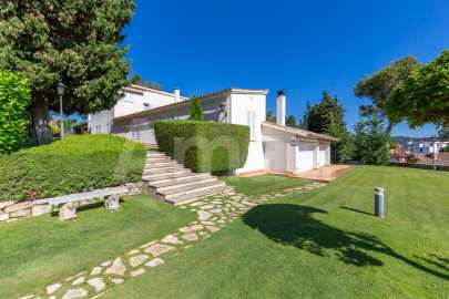 Exclusiva Villa con Masía más 3 viviendas y vistas panorámicas -42
