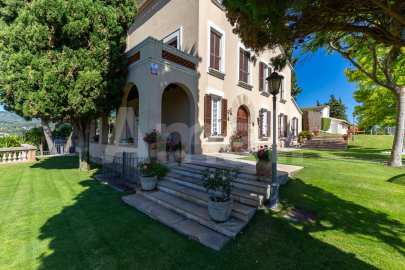 Exclusiva Villa con Masía más 3 viviendas y vistas panorámicas -52