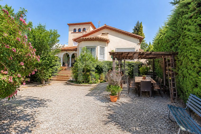 Elegante casa de estilo clásico en Sant Cugat