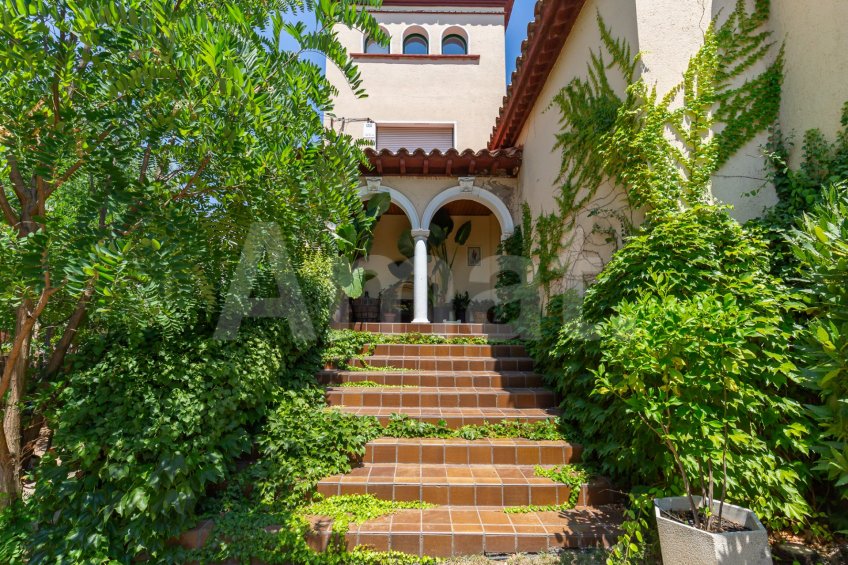 Elegante casa de estilo clásico en Sant Cugat -10