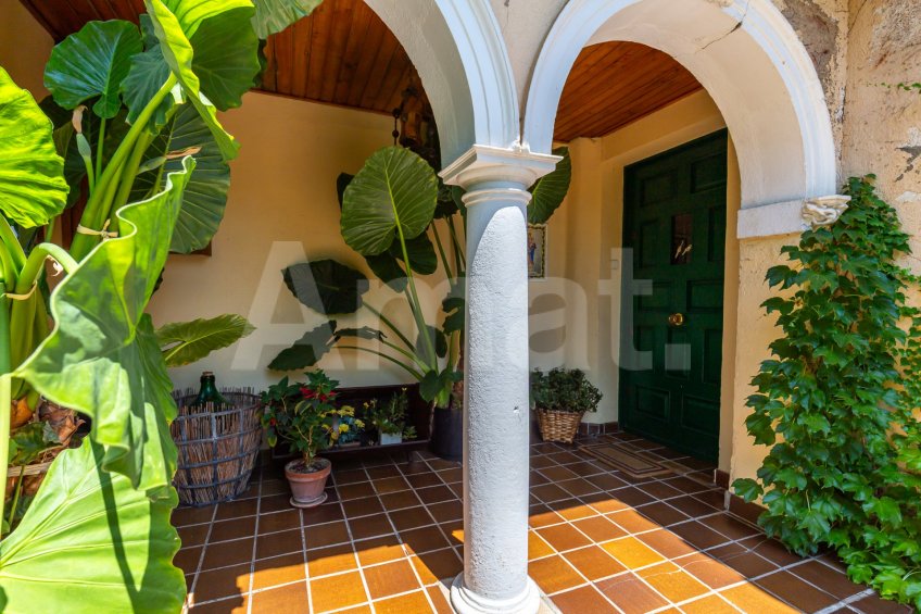 Elegante casa de estilo clásico en Sant Cugat -11