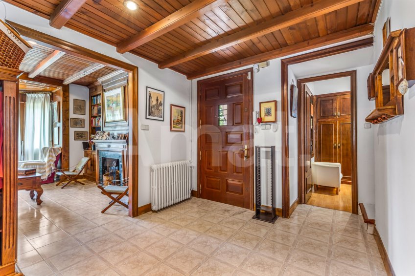 Elegante casa de estilo clásico en Sant Cugat -12