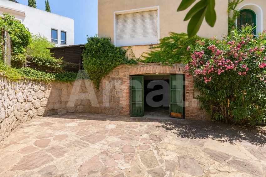 Elegante casa de estilo clásico en Sant Cugat -46