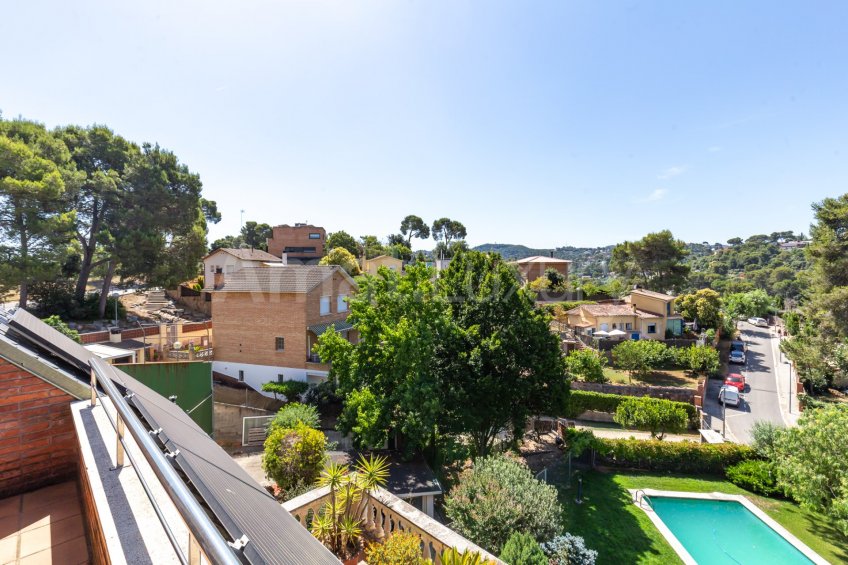 Spectacular villa with pool and squash, next to the Golf -3