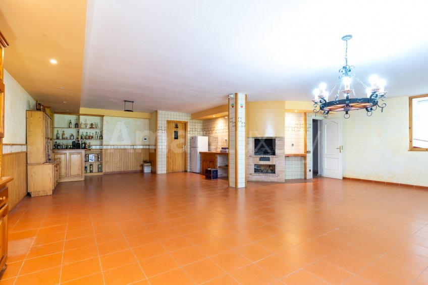 Spectacular villa with pool and squash, next to the Golf -40