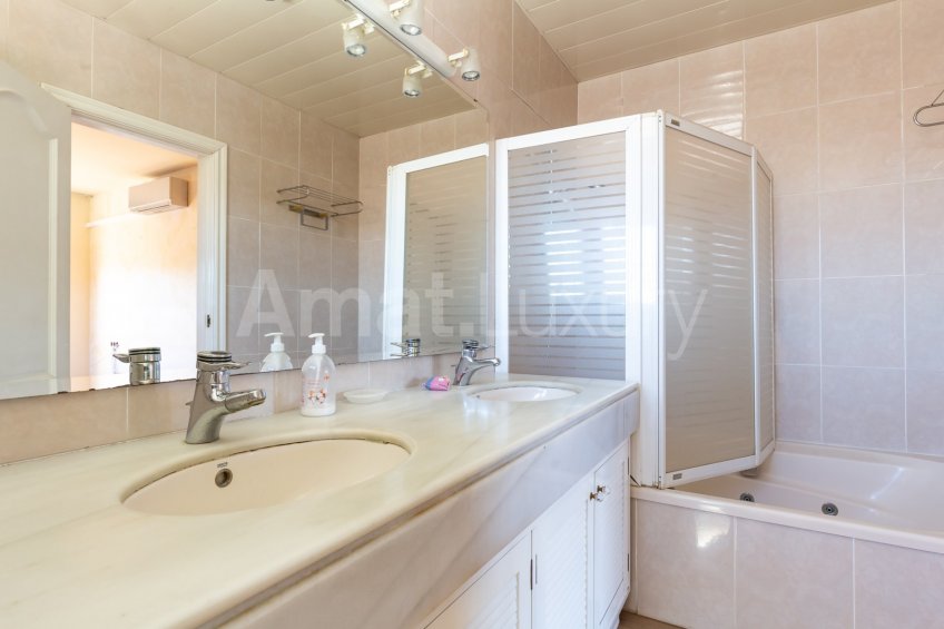 Spectacular villa with pool and squash, next to the Golf -46
