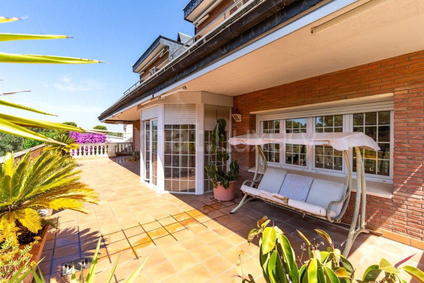 Spectacular villa with pool and squash, next to the Golf -47