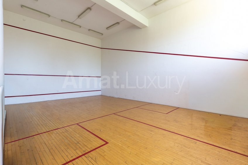 Spectacular villa with pool and squash, next to the Golf -53