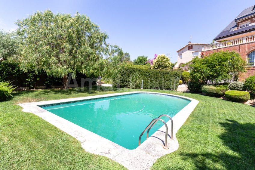 Spectacular villa with pool and squash, next to the Golf -59
