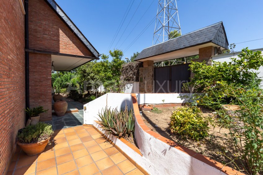 Spectacular villa with pool and squash, next to the Golf -63