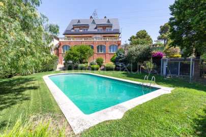 Spectacular villa with pool and squash, next to the Golf -4