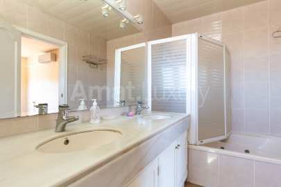 Spectacular villa with pool and squash, next to the Golf -46