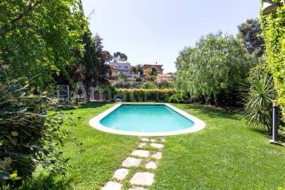 Spectacular villa with pool and squash, next to the Golf -57