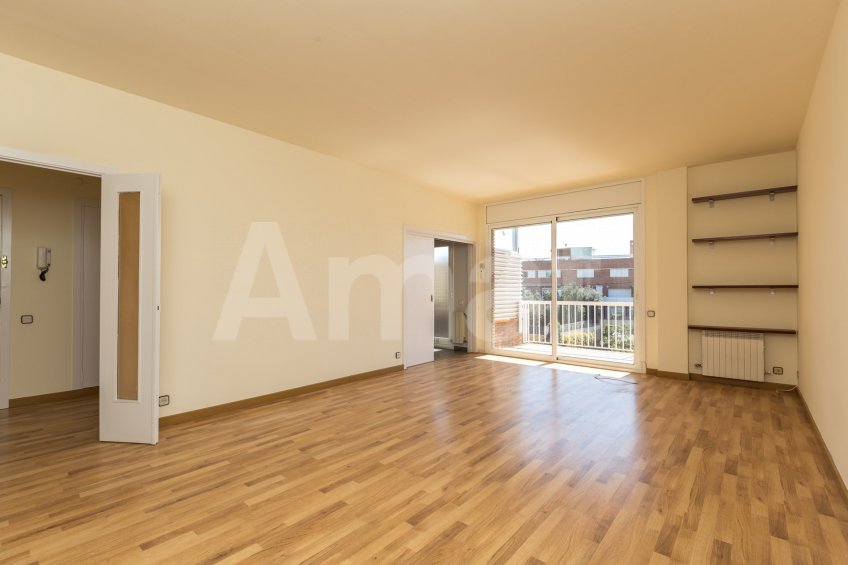 AMPLITUDE, GOOD LOCATION AND COMMUNITY AREA WITH SWIMMING POOL