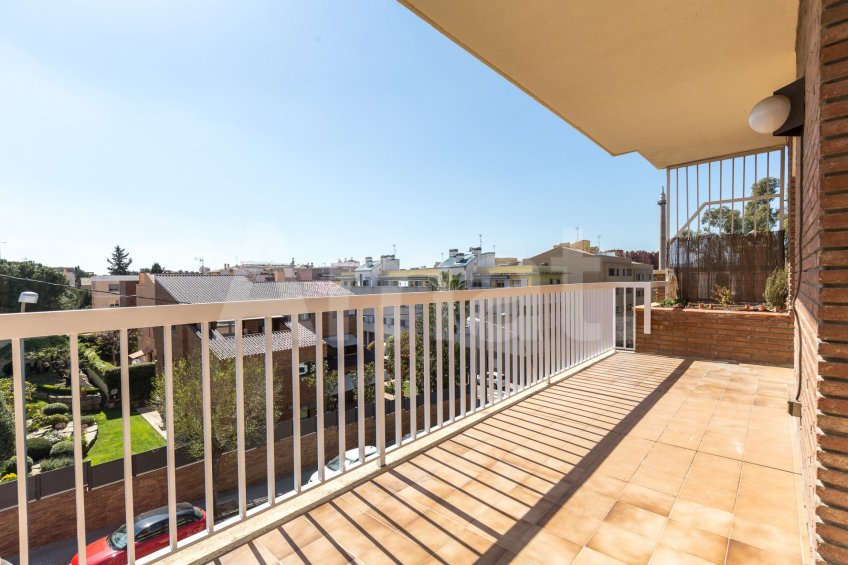 AMPLITUDE, GOOD LOCATION AND COMMUNITY AREA WITH SWIMMING POOL -11